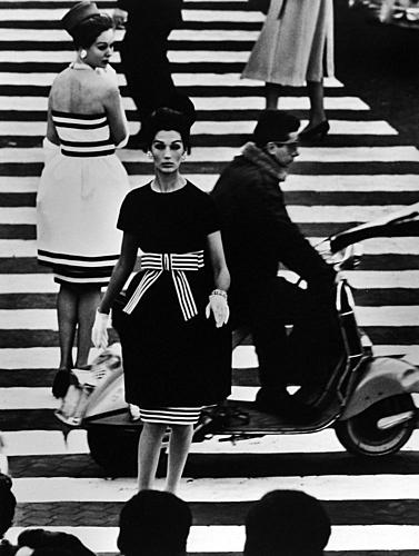 Piazza di Spagna, Simone + Nina, Rome (Vogue), April 1960 by William Klein